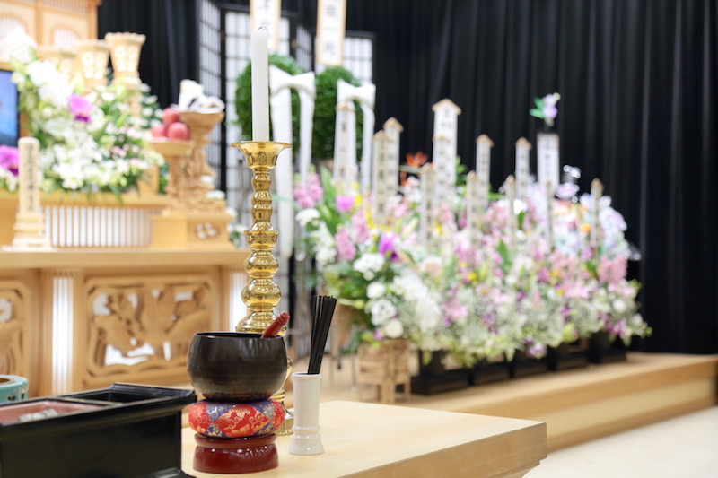 祭壇と献花