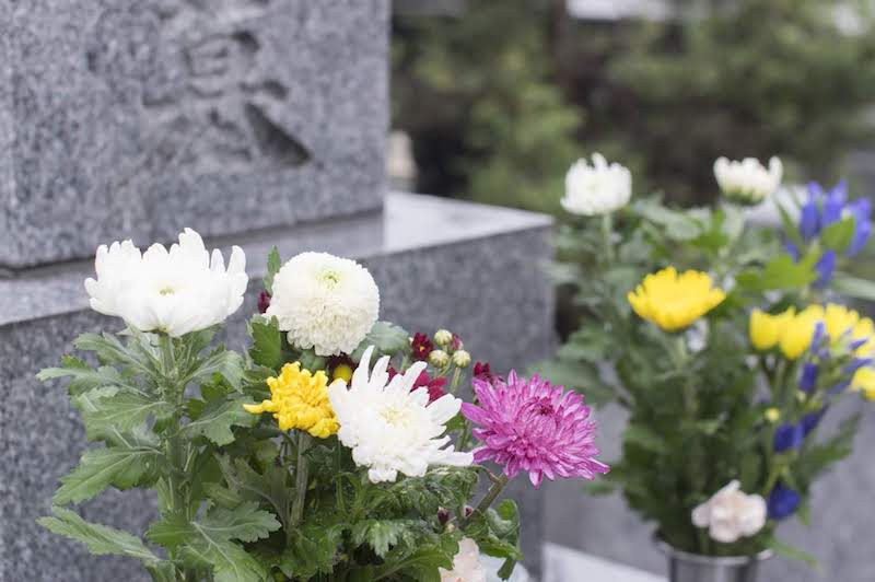 墓石と花束