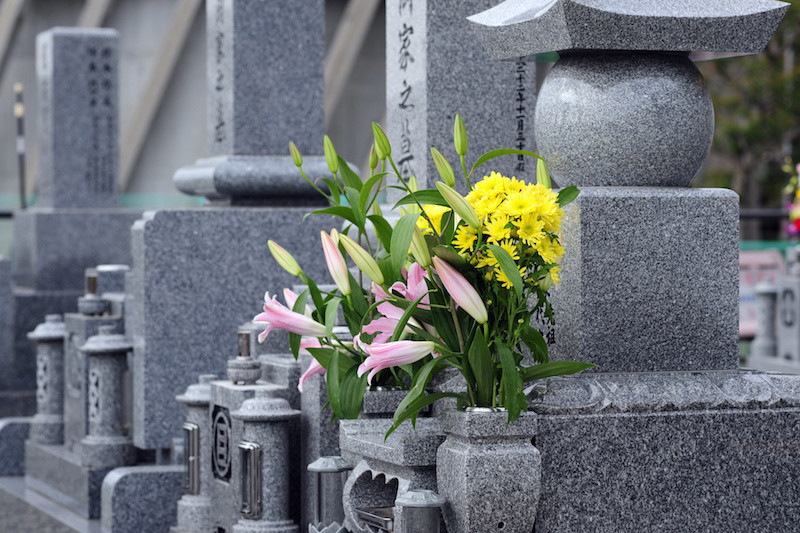 花が添えられている墓石